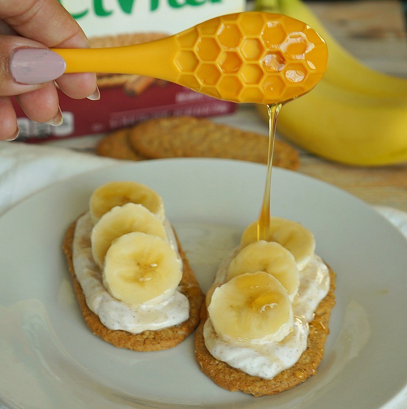 Healthy Banana Breakfast Bars with Cinnamon and Honey Greek Yogurt