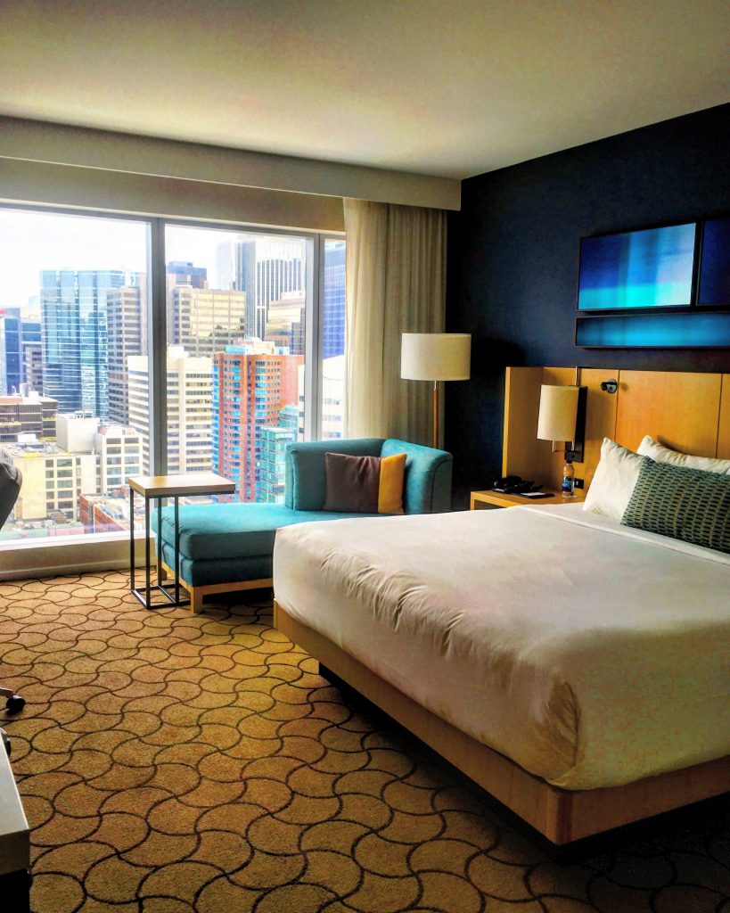 deltatorontohotelkingbedroomwithcityview26thfloor Honey + Lime