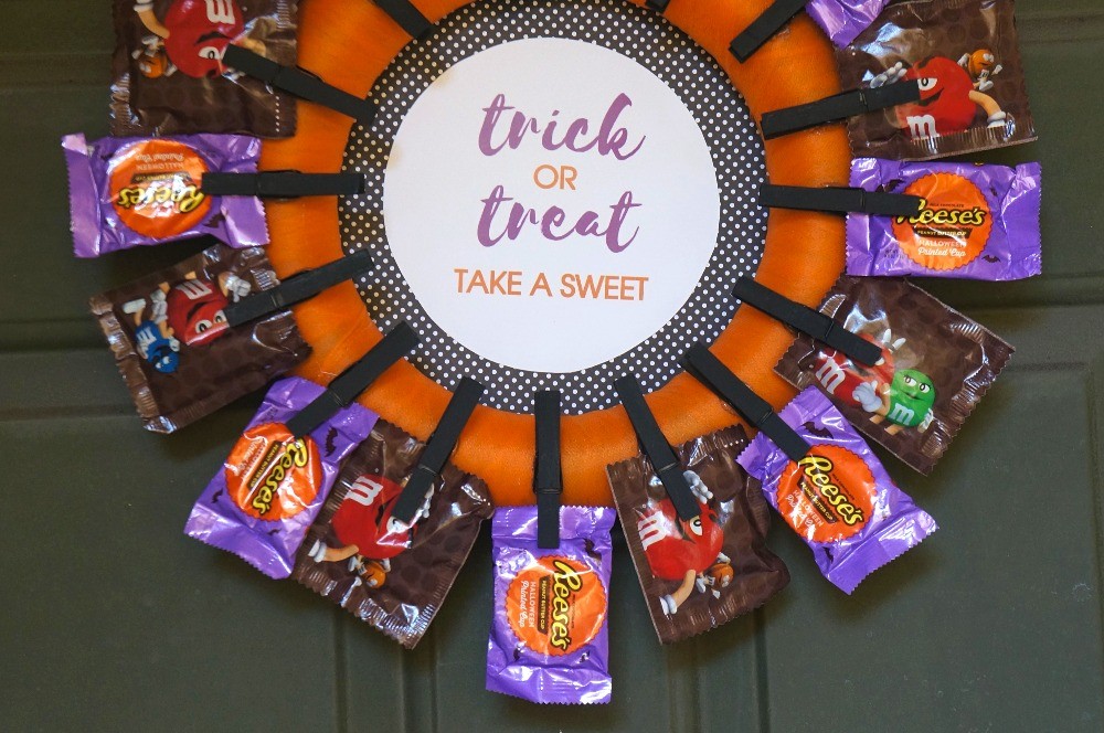 Halloween trick or treat ideas - how to make a candy wreath