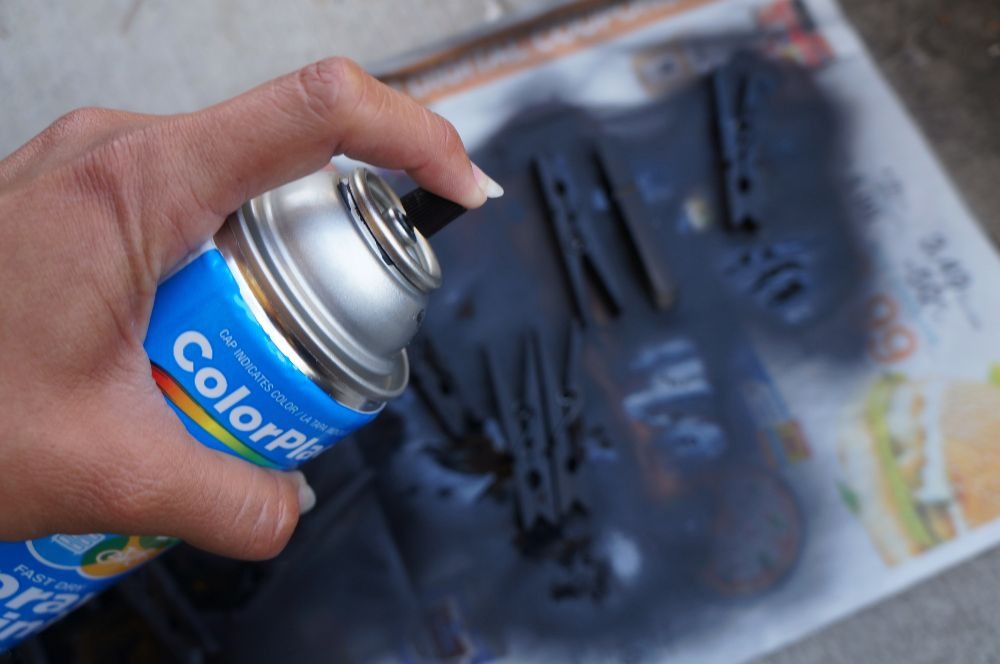 This DIY Halloween Candy Wreath Is Perfect For Trick or Treaters!